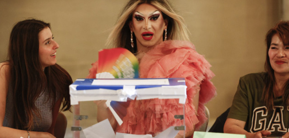 La 'drag queen' Pitita preside una mesa electoral ya preparada para una actuación por la noche