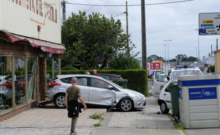 Un coche se empotra contra La Florista del Castillo en un aparatoso accidente en Catabois