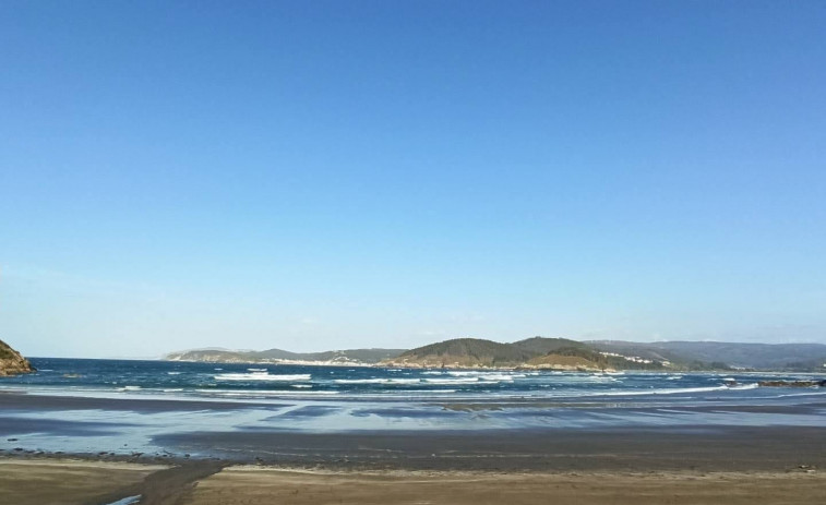 Cariño pone a punto sus playas de cara a la temporada estival y a potenciar el turismo