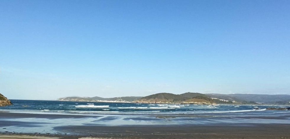 Cariño pone a punto sus playas de cara a la temporada estival y a potenciar el turismo