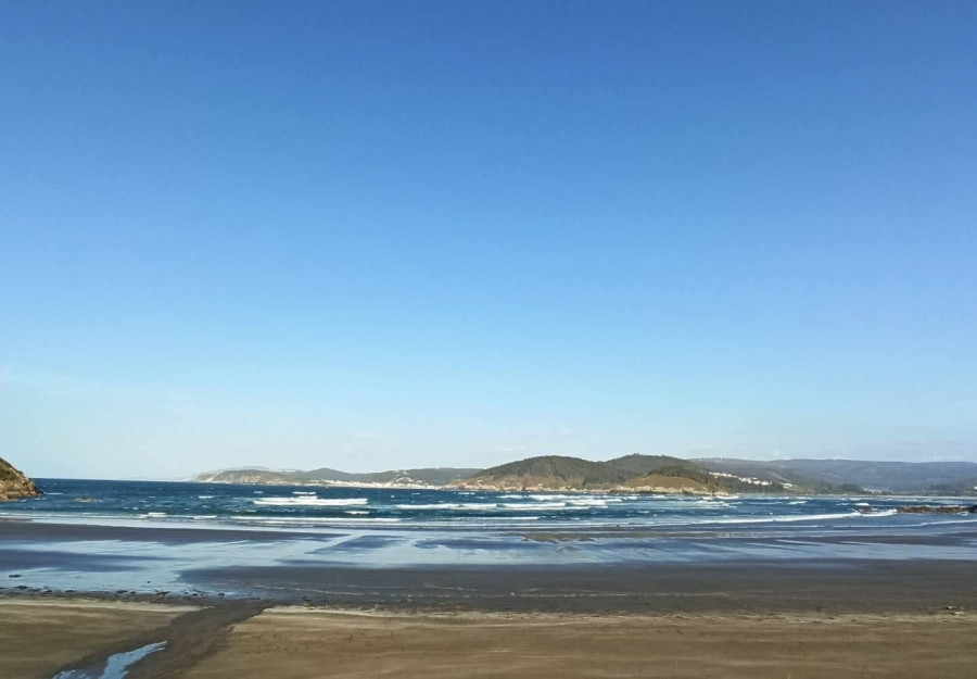 Cariño pone a punto sus playas de cara a la temporada estival y a potenciar el turismo