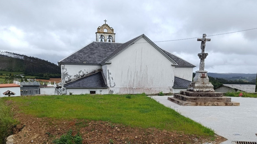 Trasladan un “cruceiro” en Os Casás, Cerdido, para protegerlo del tráfico