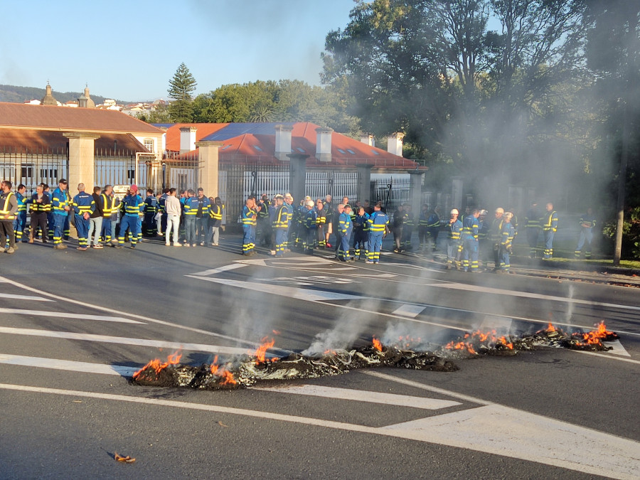 Trabajadores de Navantia cortan la avenida de Esteiro con Irmandiños