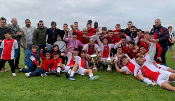 O Val, tras proclamarse campeón de la Copa Ferrol de fútbol aficionado la semana pasada en el Misael Prieto   Futgal