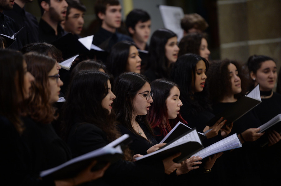 Los coros Infantil y Joven de la Sinfónica de Galicia terminan el curso en la concatedral