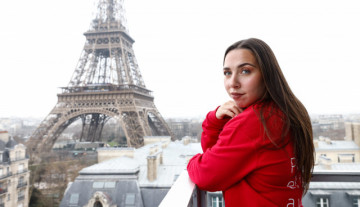 EuropaPress 5689359 antia jacome poses photo in front eiffel tower during visit iberia team talento