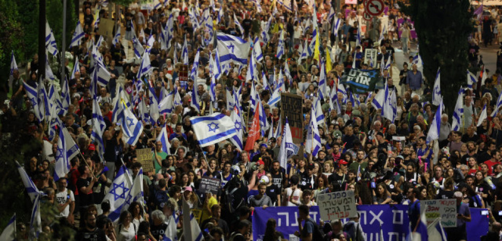 Miles de israelíes protestan para pedir elecciones y un alto el fuego