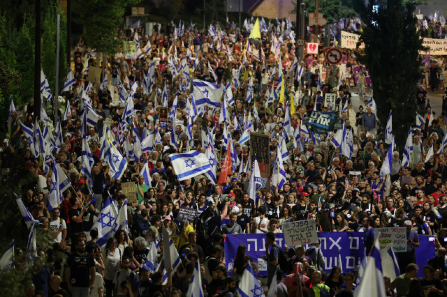 Miles de israelíes protestan para pedir elecciones y un alto el fuego