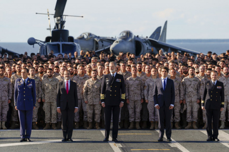 Felipe VI visita en Tallin el portaeronaves ‘Juan Carlos I’ tras su misión en el Báltico