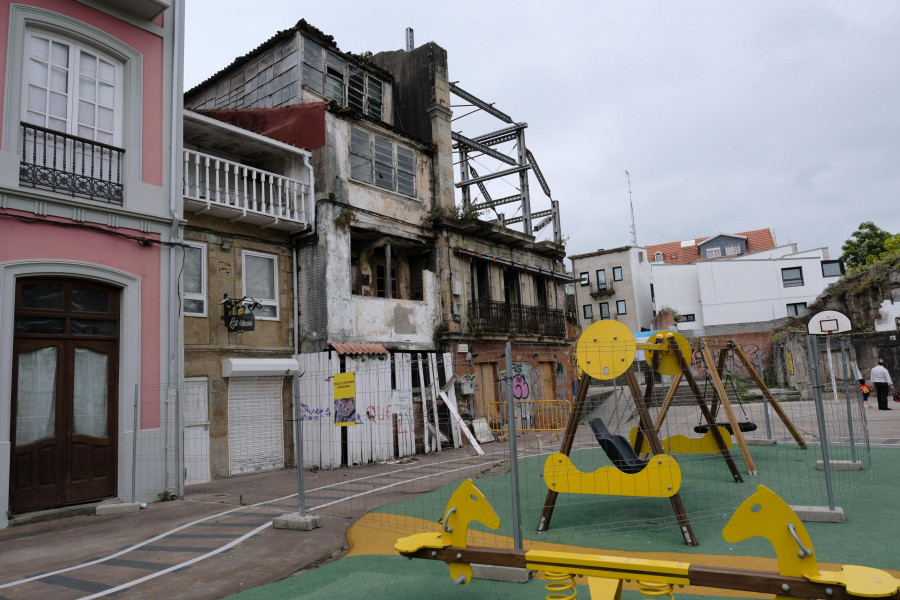 El Concello actúa de emergencia en un inmueble de la Praza Vella y desaloja el colindante