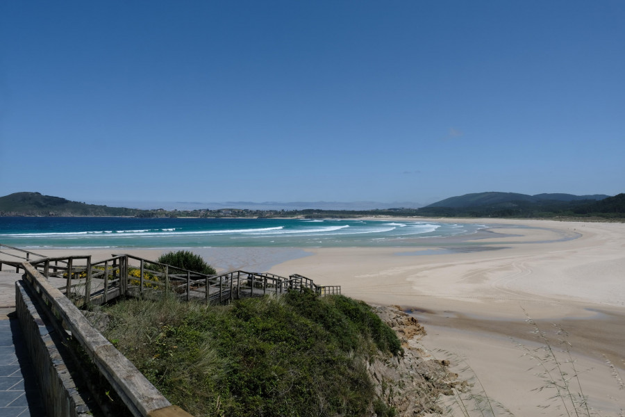 Ferrol reabre al baño la playa de San Xurxo