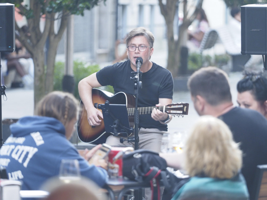 Comerciantes y hosteleros animan las calles de Ferrol con conciertos desde el 2 de julio