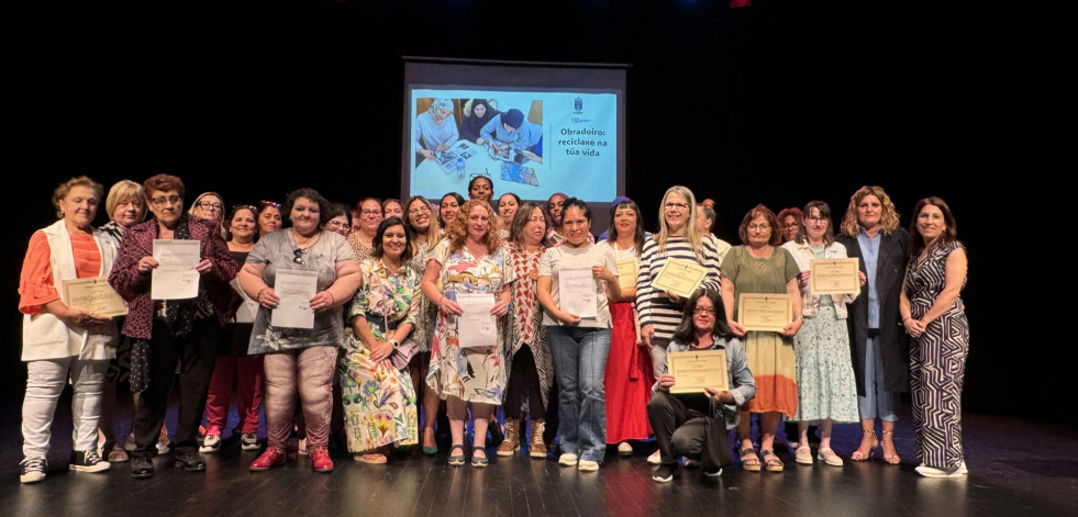 Entrega de diplomas a las mujeres de Narón que participaron en talleres para la inclusión social