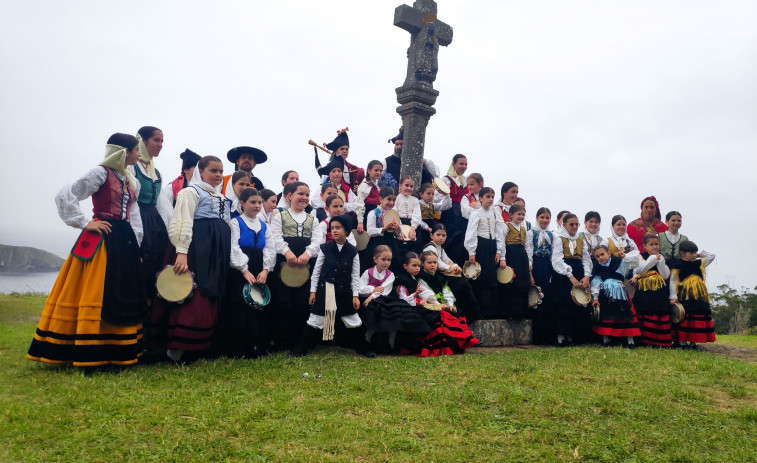 Grupos de Euskadi e Ortigueira celebran o aniversario da Asociación Buxainas en Cedeira