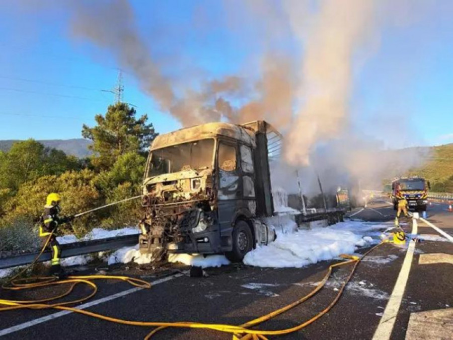 Arde un camión cargado de ruedas en la A-52, a su paso por Melón, Ourense