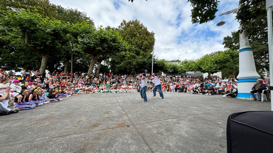 Multitudinaria jornada de convivencia y danza en O Pote con Paso a Paso