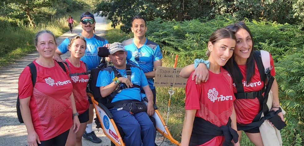 Enfermeras del Hospital Ribera Juan Cardona colaboran con Discamino en la ruta a Compostela