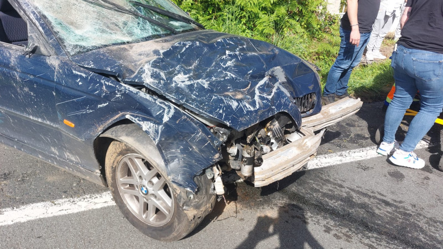 Evacuada una conductora tras chocar con una marquesina en Valdoviño