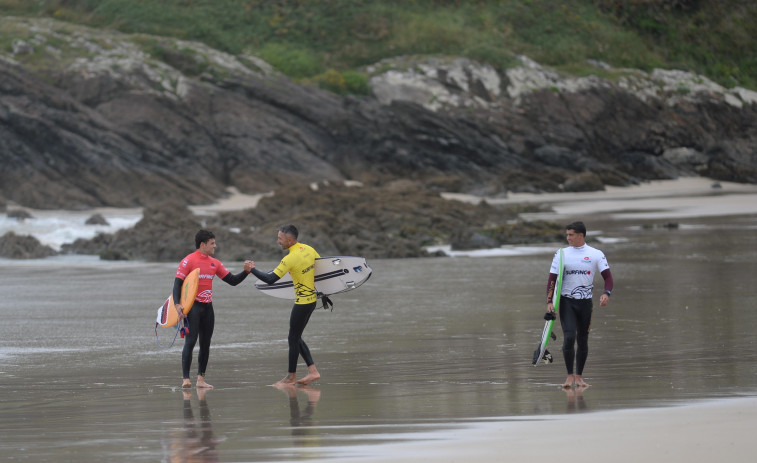 Sin condiciones dignas no hay surf: el plantón de jueces frena el Campeonato de España de Pantín