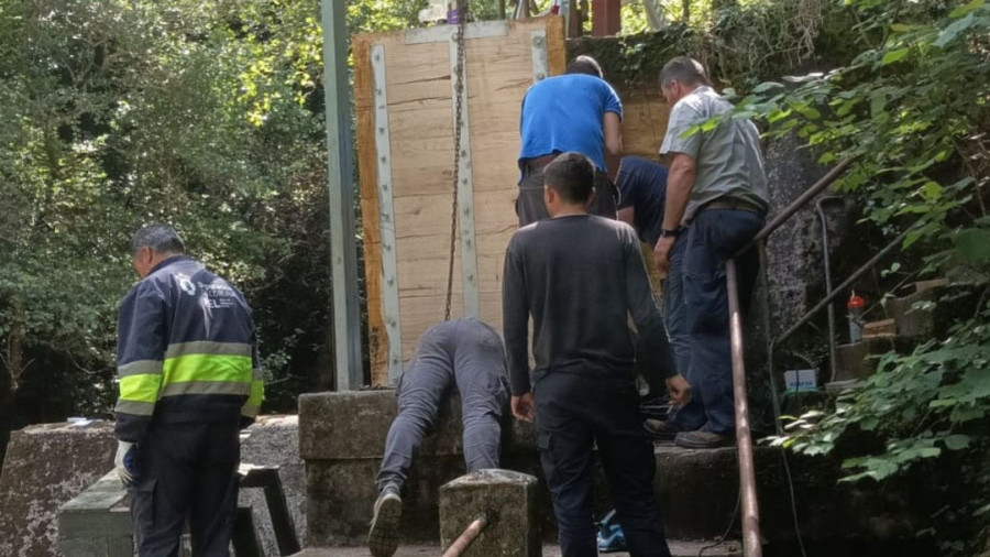 Neda renueva las compuertas que regulan el acceso del agua del Belelle al canal de A Mariña