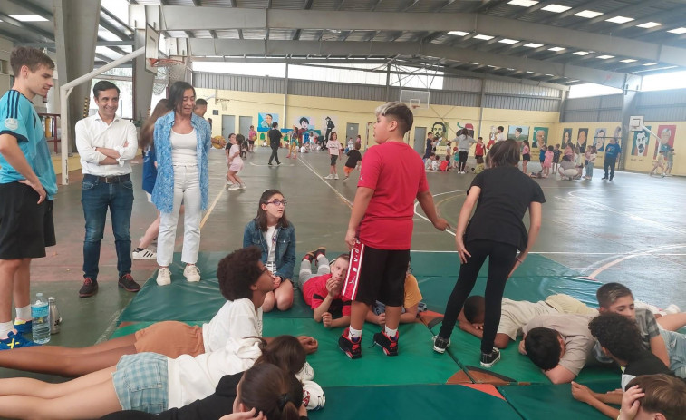 Más de un centenar de menores disfrutan de los campamentos en el CEIP Ponzos