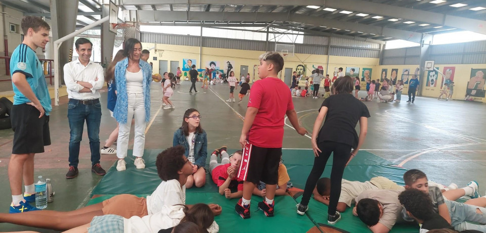 Más de un centenar de menores disfrutan de los campamentos en el CEIP Ponzos
