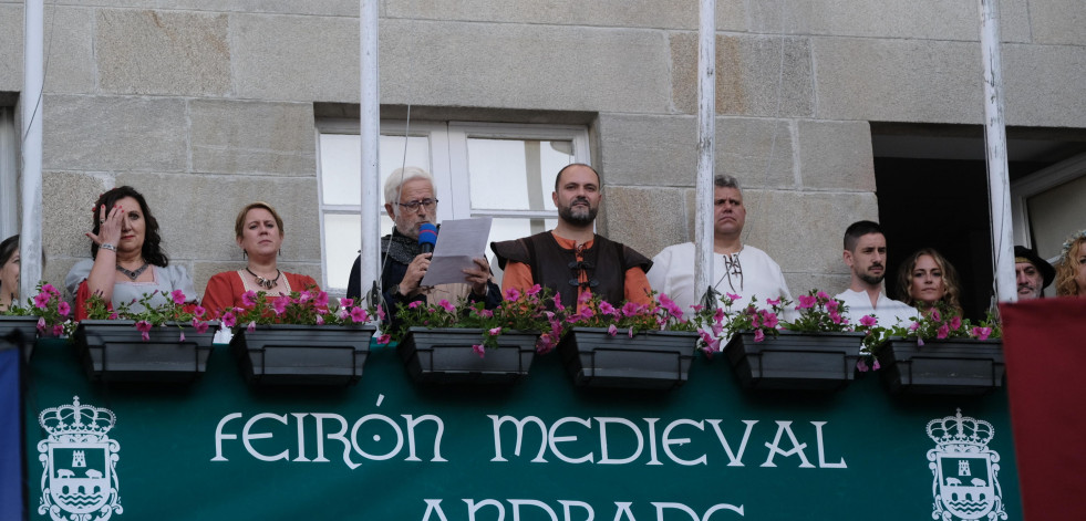 O trobador Xoán Rubia abriu co seu pregón a Feira medieval de Pontedeume
