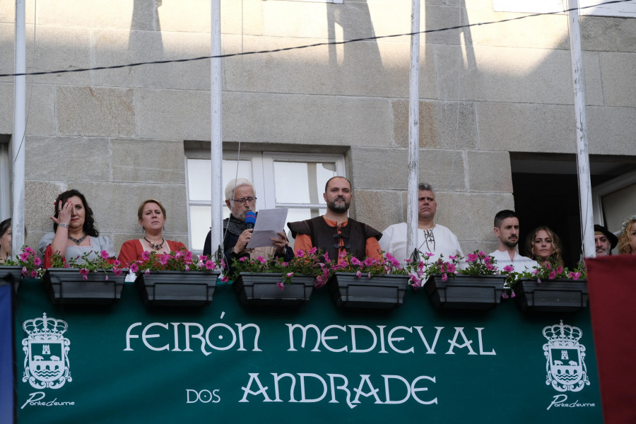 O trobador Xoán Rubia abriu co seu pregón a Feira medieval de Pontedeume