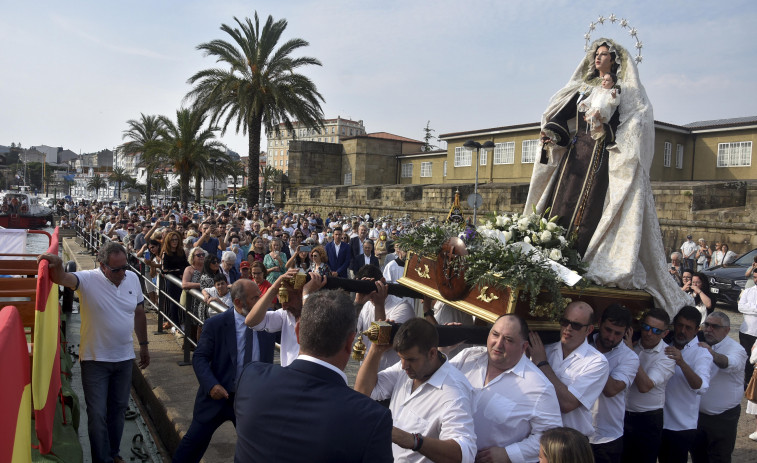El Puerto fleta el “Rías Altas” para que 150 personas sigan la procesión del Carmen
