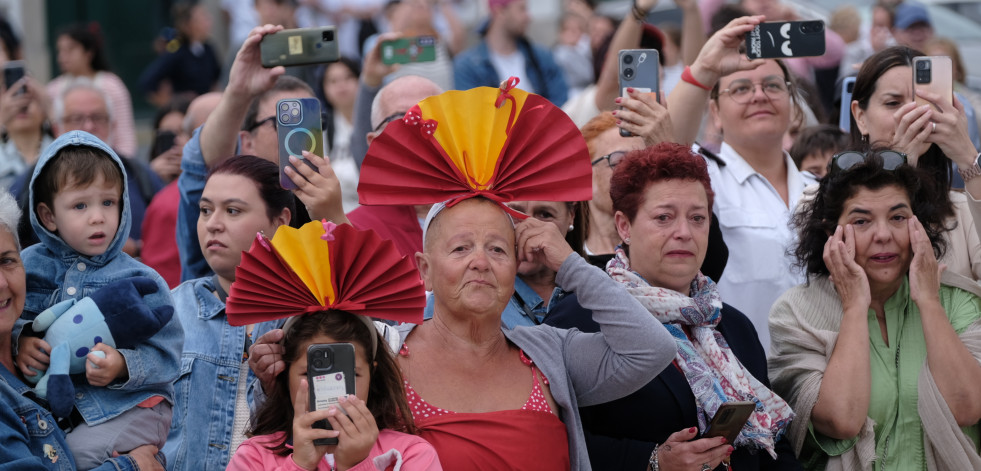 Abrazos y sonrisas en la bienvenida a la 'Juan de Borbón' en el Arsenal de Ferrol