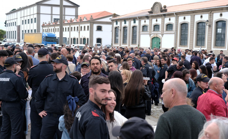 Emotivo recibimiento a la dotación de la “Juan de Borbón” tras medio año fuera de su base en el Arsenal