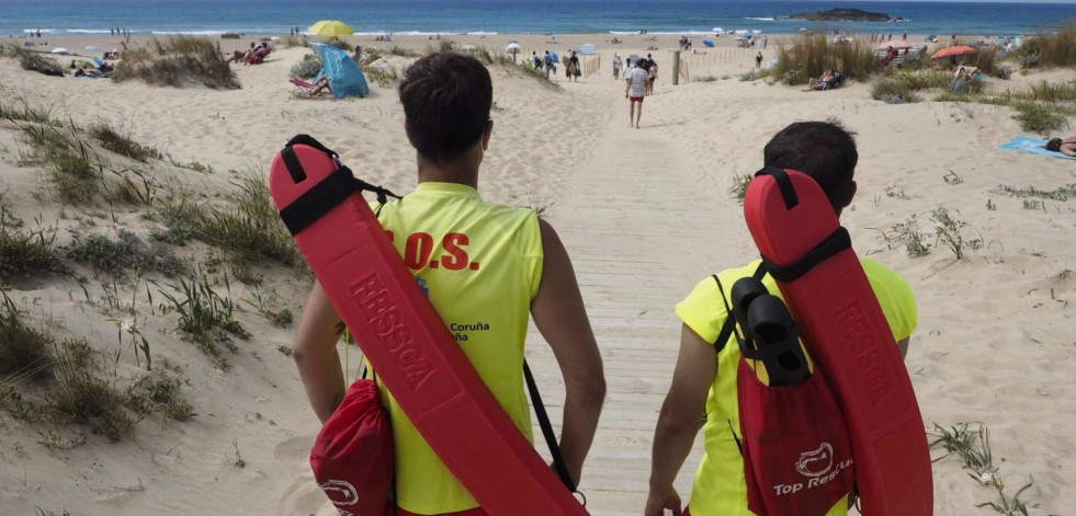 Valdoviño busca aumentar la plantilla de socorristas en sus playas para este verano