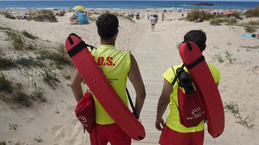 Valdoviño busca aumentar la plantilla de socorristas en sus playas para este verano