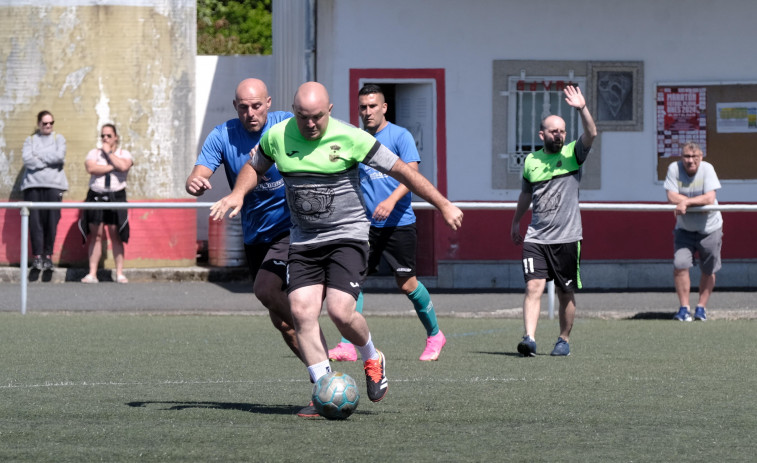 Fútbol | Casa Marino II y Estrella de Baltar levantan los trofeos en el maratón de O Val