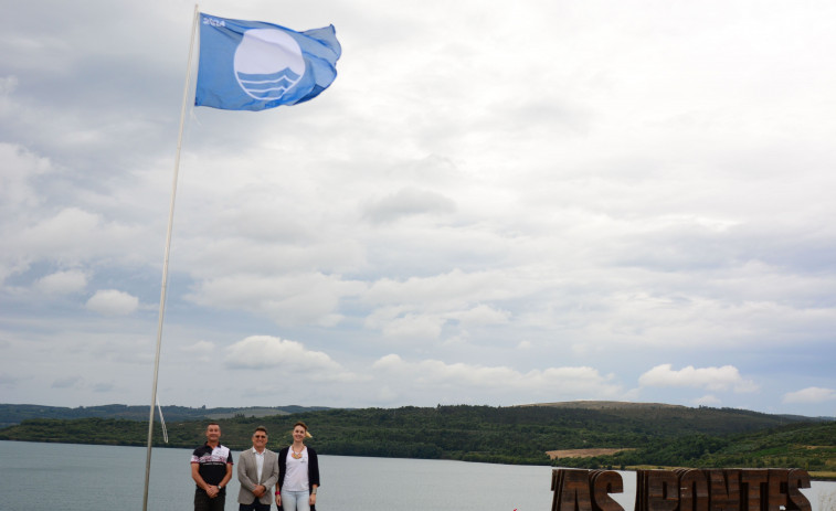 La bandera azul ondea ya en la playa fluvial del lago de As Pontes