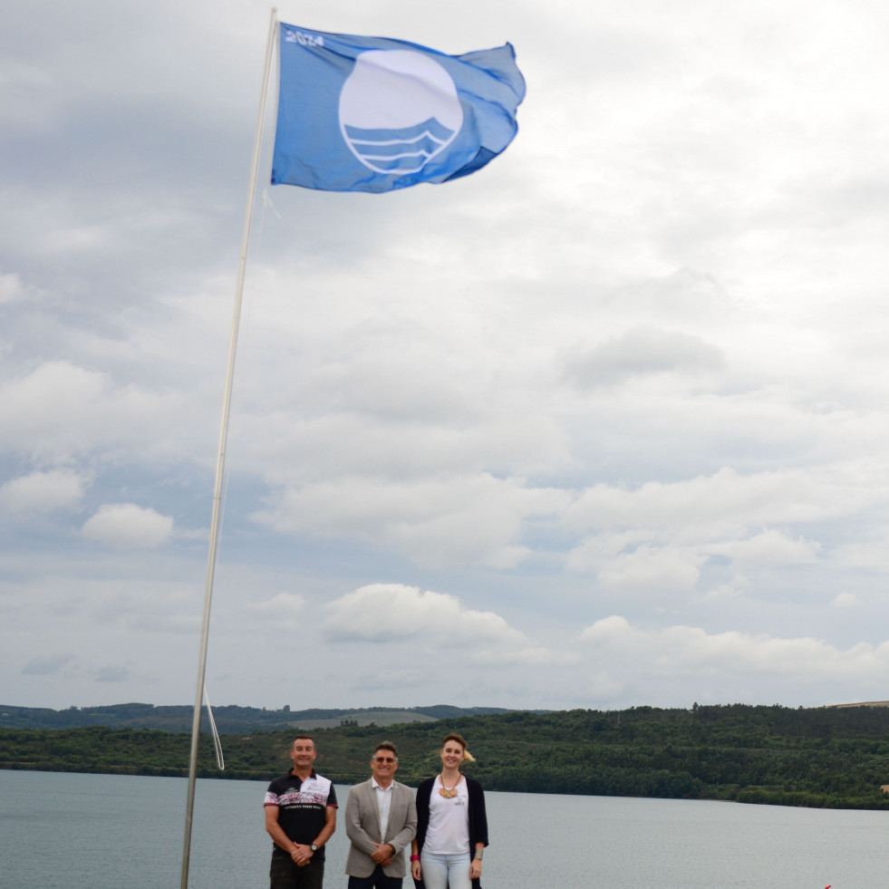 La bandera azul ondea ya en la playa fluvial del lago de As Pontes