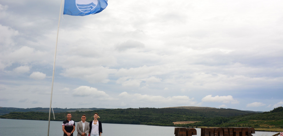 La bandera azul ondea ya en la playa fluvial del lago de As Pontes