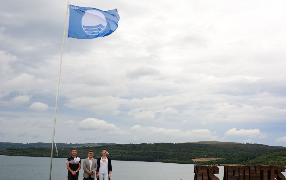 La bandera azul ondea ya en la playa fluvial del lago de As Pontes