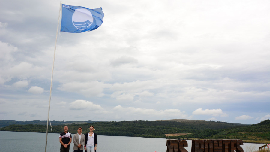 La bandera azul ondea ya en la playa fluvial del lago de As Pontes