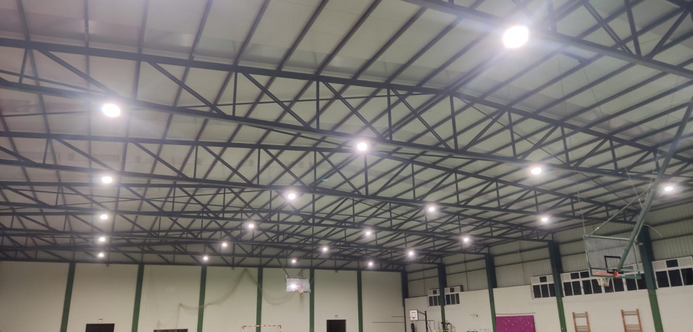 Moeche ahorrará un 70% en la factura de la luz con la nueva iluminación del polideportivo