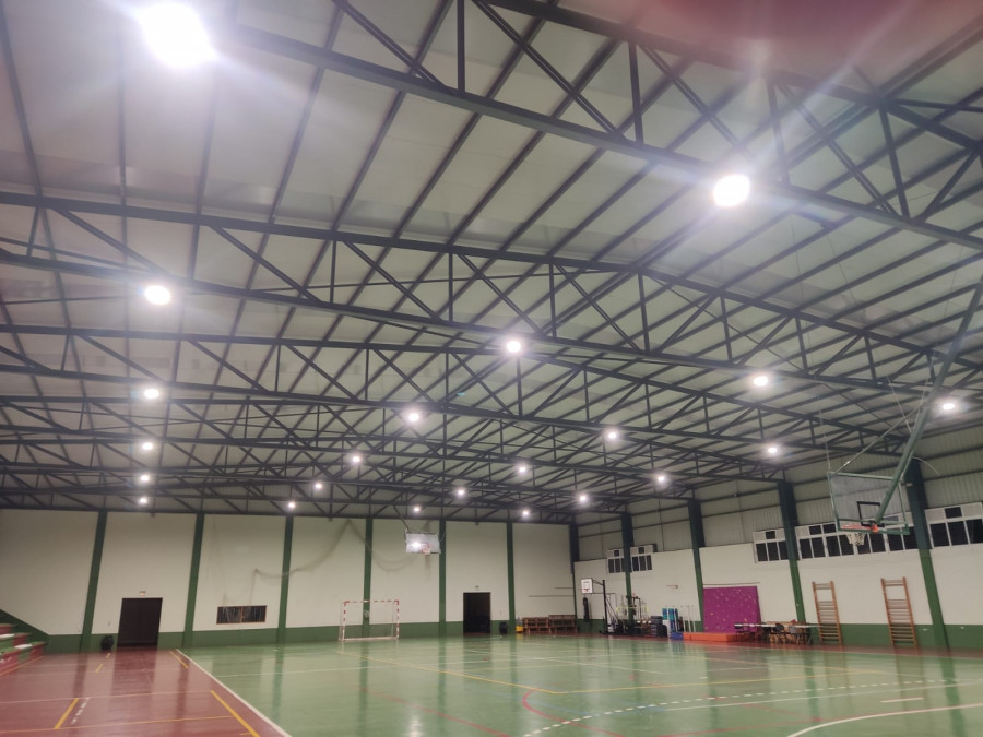 Moeche ahorrará un 70% en la factura de la luz con la nueva iluminación del polideportivo