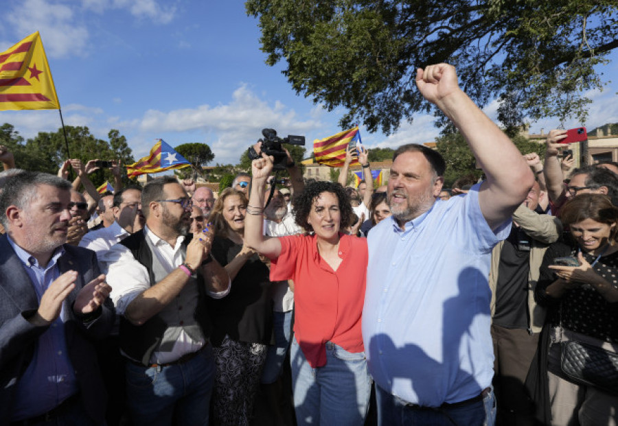 Unos 300 independentistas dan la bienvenida a Rovira entre esteladas, puños en alto y cava