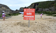 Prohibido el baño en la playa pequeña de Valdoviño por un vertido