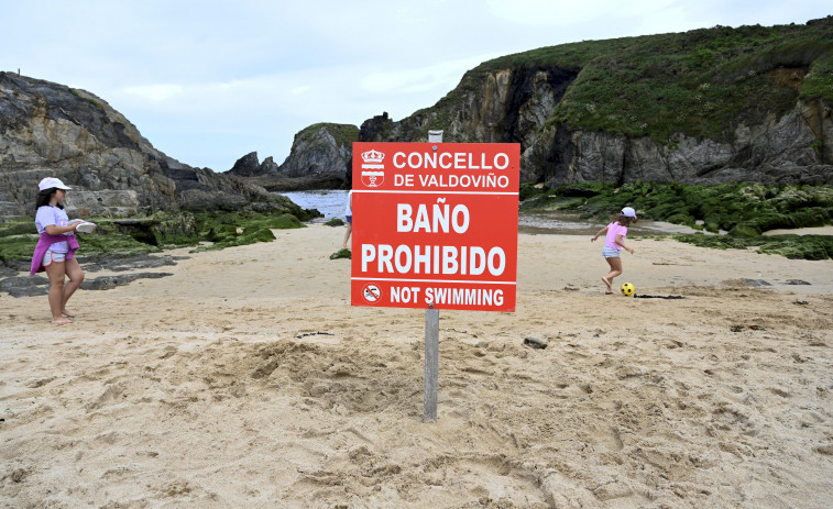Prohibido el baño en la playa pequeña de Valdoviño por un vertido