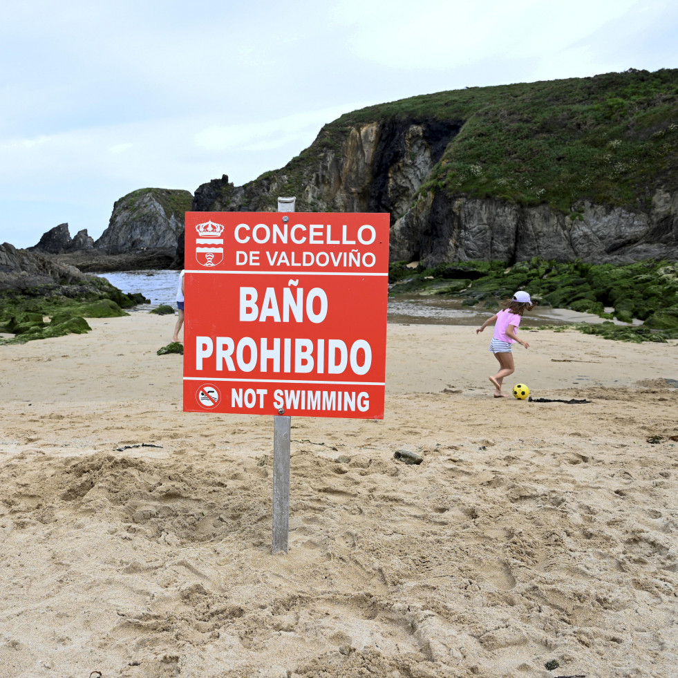 Prohibido el baño en la playa pequeña de Valdoviño por un vertido