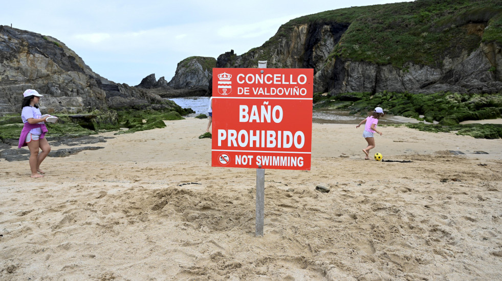 Prohibido el baño en la playa pequeña de Valdoviño por un vertido
