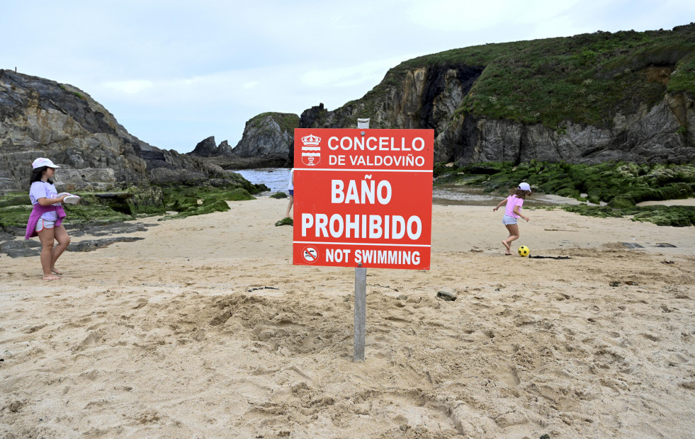 Prohibido el baño en la playa pequeña de Valdoviño por un vertido