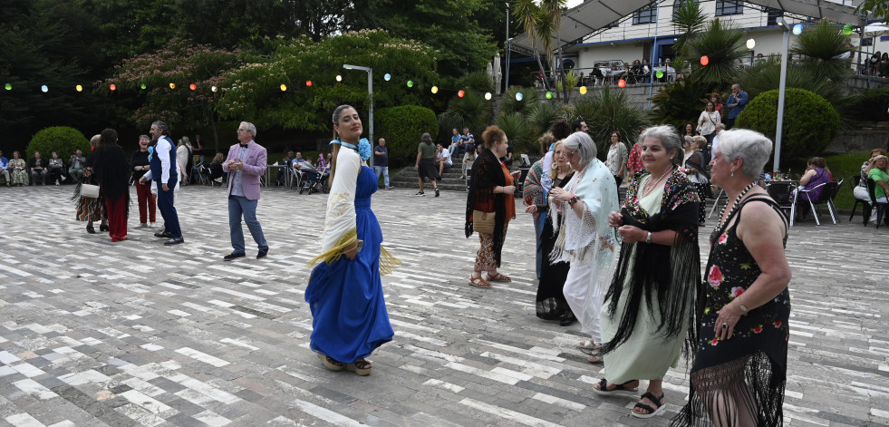 El parque Raíña Sofía se llena de farolillos y música para recuperar la verbena del mantón de Ferrol