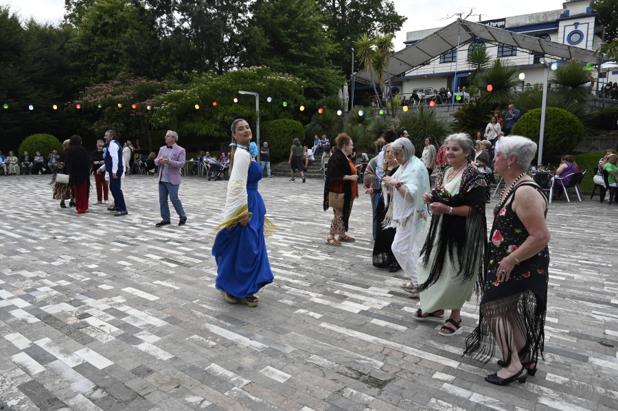 El parque Raíña Sofía se llena de farolillos y música para recuperar la verbena del mantón de Ferrol