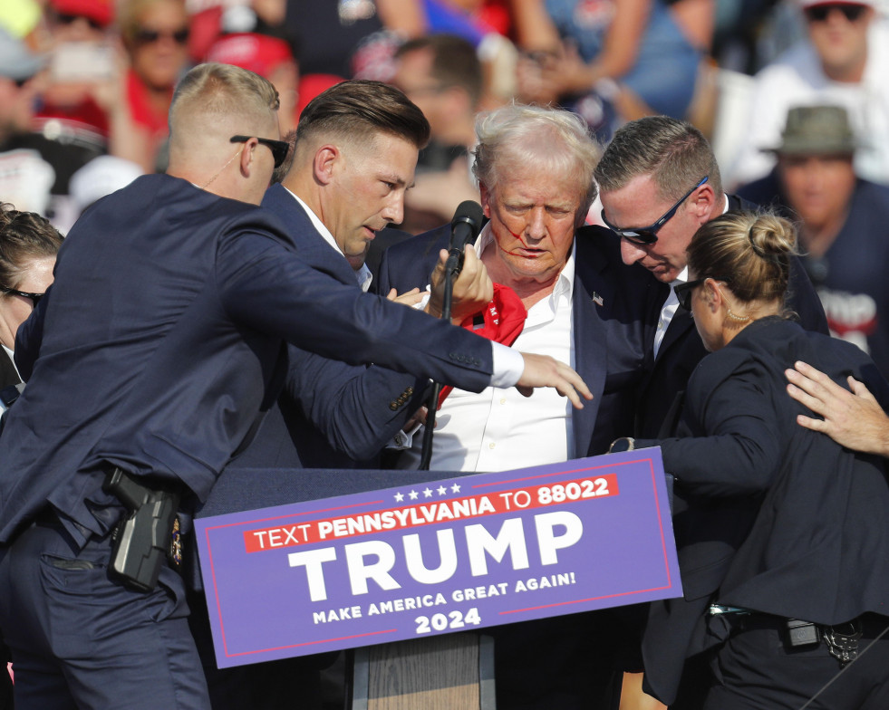 El expresidente de Estados Unidos, Donald Trump, salió corriendo del escenario tras un incidente en un mitin de campaña. (2)